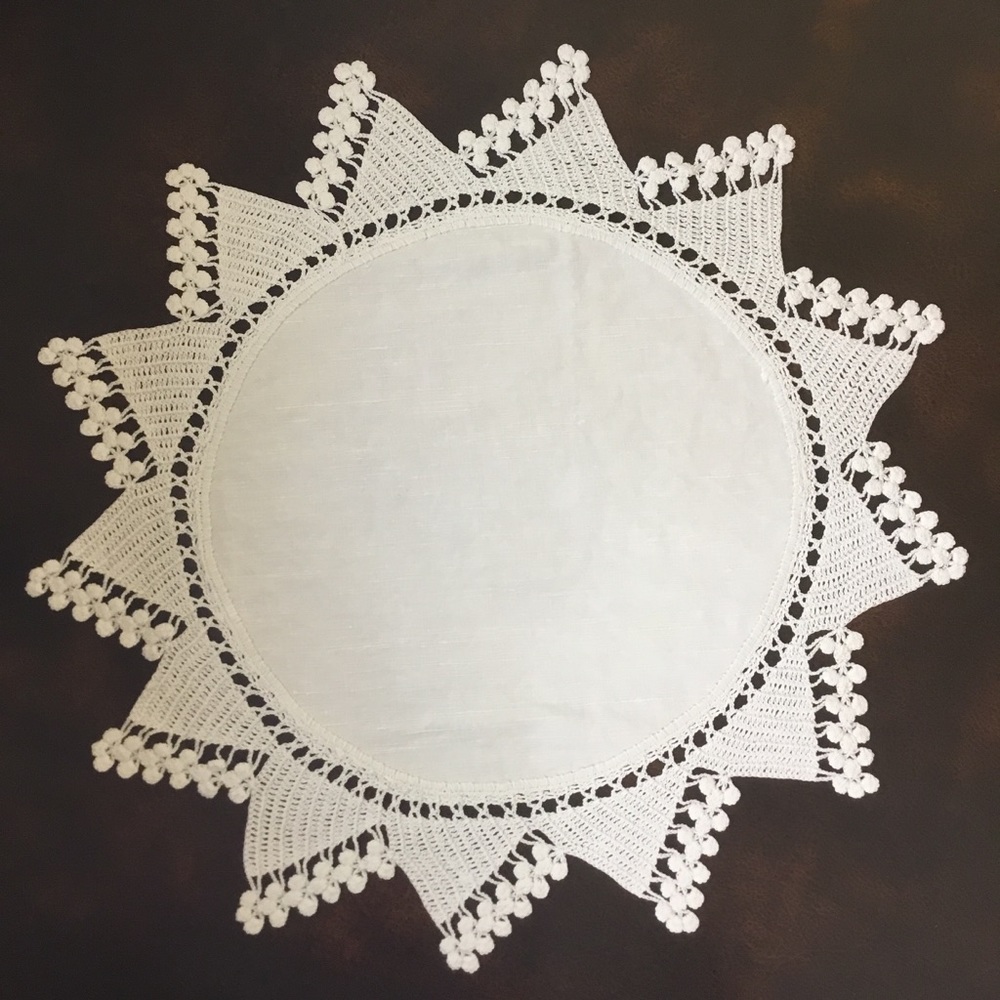 Vintage Round Centerpiece Tablecloth Doily Dresser Scarf Display Vase Table Lamp